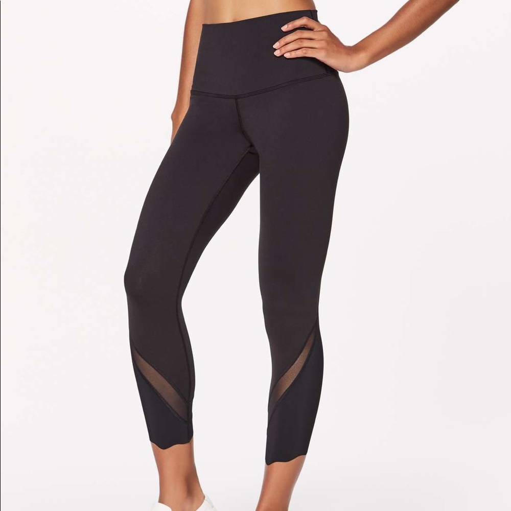 Lululemon Black Scallop Wunder Under Crops